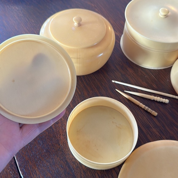 Antique Ivory Celluloid Vanity Set. 4 containers w lids, 1 hand mirror & 3 hooks - Picture 12 of 16